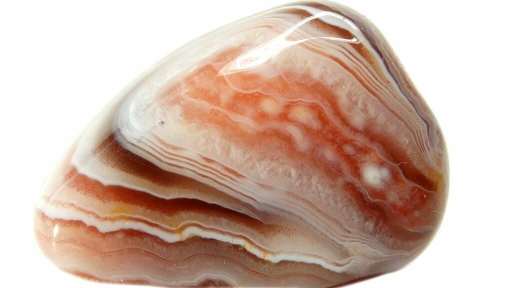 Imagem de um tipo de pedra ágata de fogo com várias listras nas cores marrom e branca.