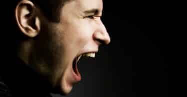 Imagem do rosto de um homem, simbolizando uma raiva, um sentimento de vingança.