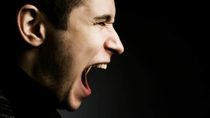 Imagem do rosto de um homem, simbolizando uma raiva, um sentimento de vingança.