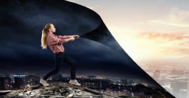 Imagem de uma mulher descortinando a janela da realidade. A foto traz o conceito de mostrar a capacidade de simplesmente não saber.