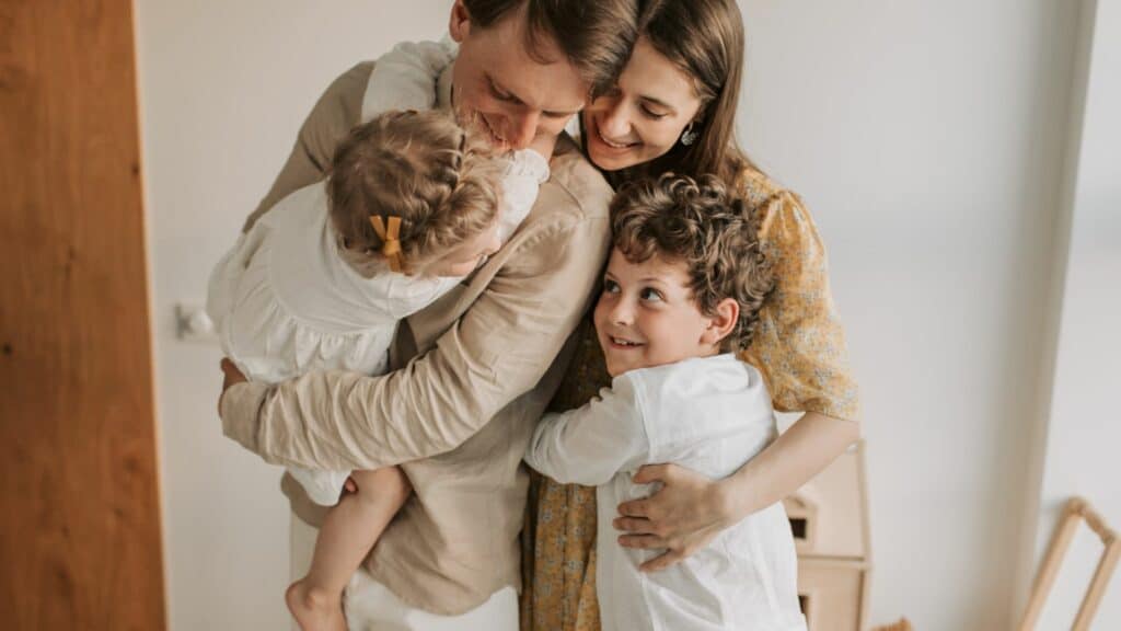 Imagem de um casal e seus dois filhos, simbolizando o conceito de educação e célula familiar.