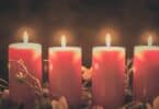 Imagem de 4 velas acesas, simbolizando a chegada do advento.