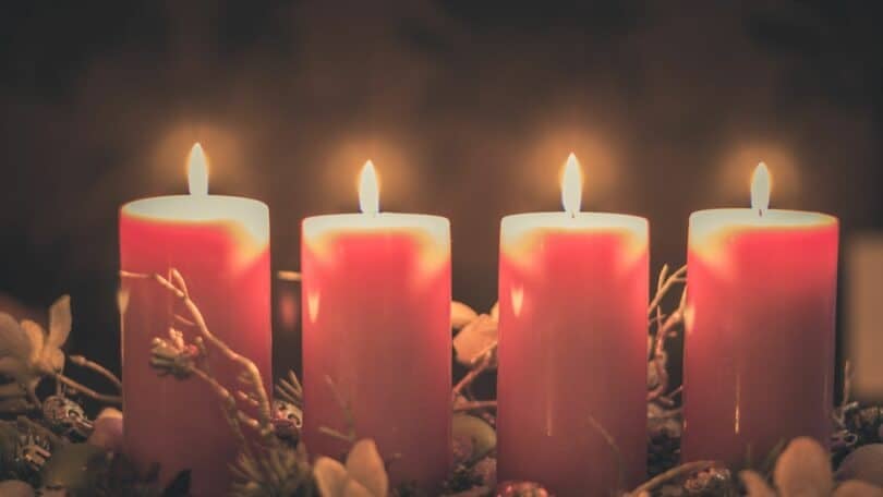 Imagem de 4 velas acesas, simbolizando a chegada do advento.