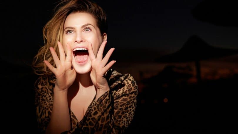 Imagem de uma mulher esgotada e exausta diante da violência de gênero e priorizam segurança, autonomia e paz