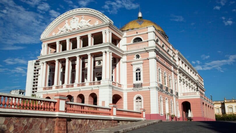 Imagem do teatro de Amazonas e sua arquitetura clássica.