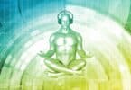 Imagem em 3D de um homem sentado em posição de meditação e com um fone de ouvido, simbolizando a freqüência da música que ouvimos e como ela muda a nossa realidade.