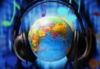 Imagem do planeta terra usando um fone de ouvido, simbolizando a música como um instrumento de cura de mundo e de alma.
