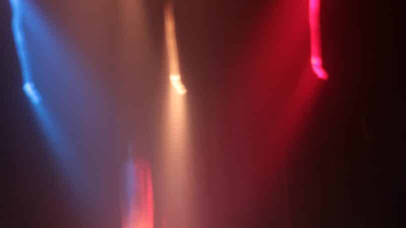 Imagem de vibração de luzes nas cores rosa, azul e roxo.