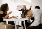 Mulher apresentando um projeto em reunião enquanto colegas parecem cansados ou desmotivados.