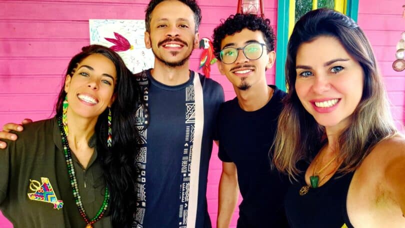 Imagem de um grupo de homens e mulheres em um retiro para reconexão.