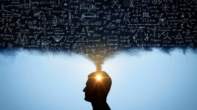 Imagem da silhueta de um homem, com pensamentos na forma de fórmulas físico-matemáticas.
