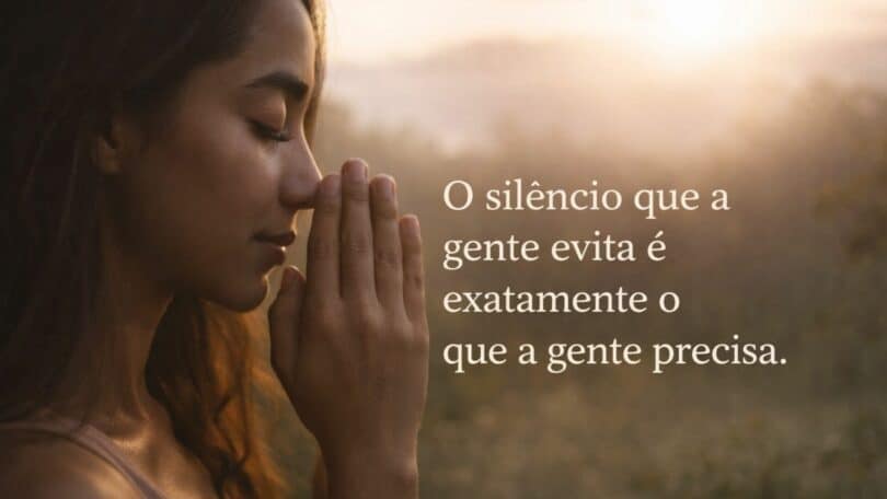 Imagem de uma mulher com as mãos em posição de oração, trazendo a frase: "O silêncio que a gente evita é exatamente o que a gente precisa."