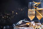 Taças de espumante e decoração festiva criam uma atmosfera elegante de celebração e confraternização.