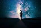 Imagem da silhueta humana olhando para o universo/céu estrelado, sugerindo a ideia de realidade expandida e percepção limitada.