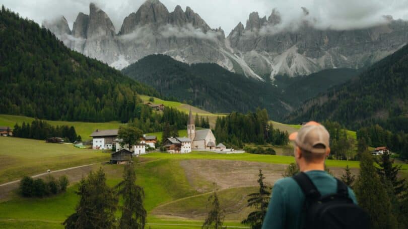 Imagem de um homem olhando para o universo e para as montanhas, representando a interação entre o observador e o mundo percebido.
