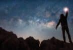 Imagem de uma silhueta humana cercada por um céu estrelado, criando uma atmosfera de mistério, introspecção e questionamento sobre a natureza da consciência e do observador interior.
