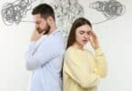 Imagem de um casal de costas um para o outro. Ele estão com semblante pensativos, simbolizando a preocupação com a relação e a necessidade de uma conversa entre o casal.