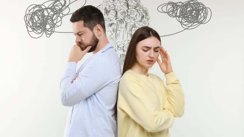 Imagem de um casal de costas um para o outro. Ele estão com semblante pensativos, simbolizando a preocupação com a relação e a necessidade de uma conversa entre o casal.