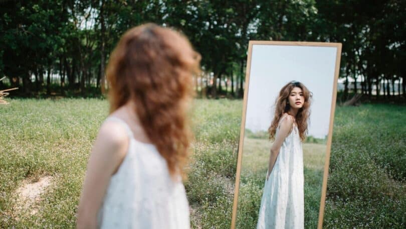 Imagem conceitual de uma pessoa diante de um espelho ou contemplando o próprio reflexo.