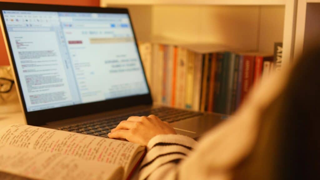 Imagem de uma pessoa em seu computador pesquisando informações sobre a  propriedade intelectual da Filosofia da Imparcialidade Participativa.