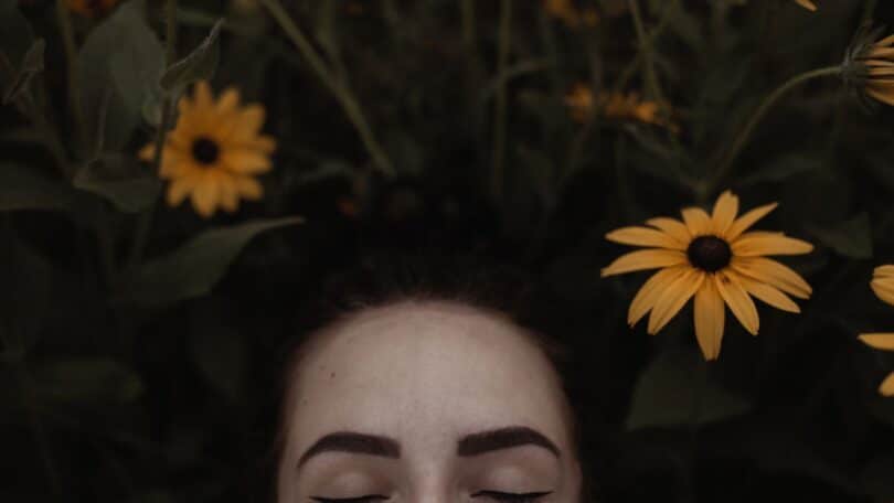 Imagem mais conceitual, mostrando contraste entre tensão e calma, como uma pessoa fechando os olhos e respirando profundamente.