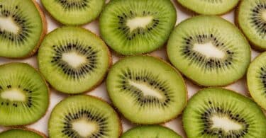Imagem de kiwis frescos cortados em rodelas.