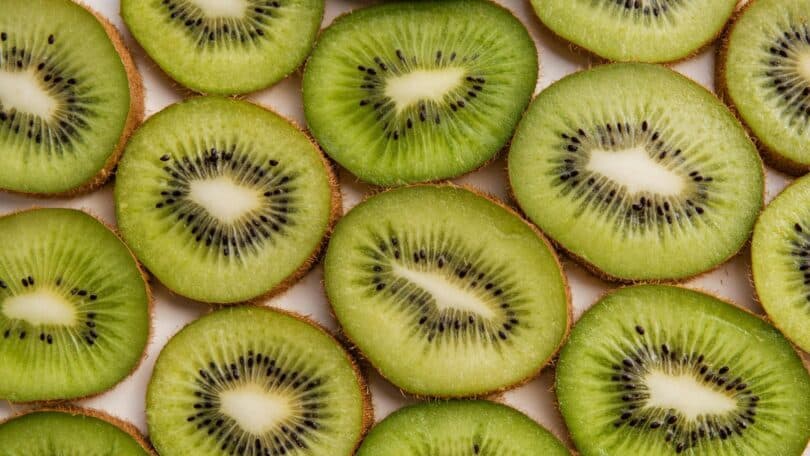 Imagem de kiwis frescos cortados em rodelas.